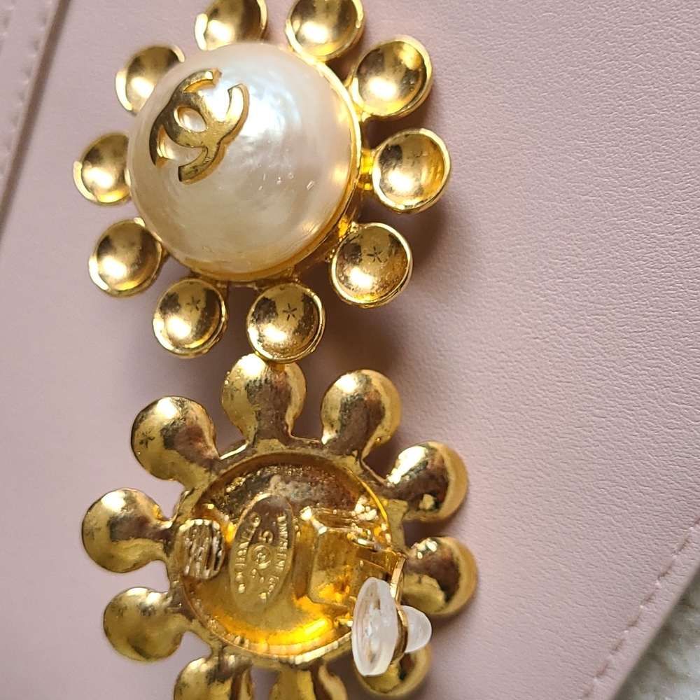 Authentic Chanel clip on earrings - Picture 5 of 16